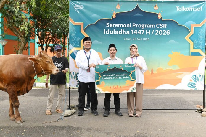 Penyaluran hewan kurban Telkomsel kepada masyarakat dalam program CSR Iduladha 1447 Hijriah. Foto: Humas Telkomsel Penyaluran hewan kurban Telkomsel kepada masyarakat dalam program CSR Iduladha 1447 Hijriah. Foto: Humas Telkomsel