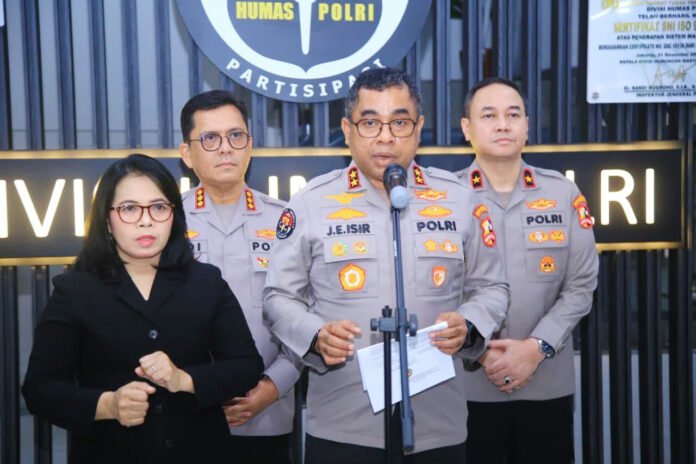 Irjen Pol. Johnny Eddizon Isir memberikan keterangan terkait pengamanan May Day di Jakarta. Foto: Div Humas Polri