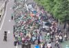 Jumhur Naik Motor Bareng Buruh ke Monas, Konvoi May Day Tembus Puluhan Ribu Peserta Jumhur Hidayat mengikuti konvoi motor bersama buruh menuju Monas saat peringatan May Day. Foto: Harnas.id