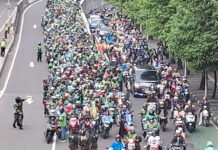 Jumhur Naik Motor Bareng Buruh ke Monas, Konvoi May Day Tembus Puluhan Ribu Peserta Jumhur Hidayat mengikuti konvoi motor bersama buruh menuju Monas saat peringatan May Day. Foto: Harnas.id