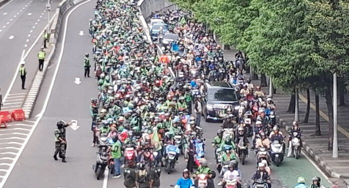 Jumhur Hidayat mengikuti konvoi motor bersama buruh menuju Monas saat peringatan May Day. Foto: Harnas.id