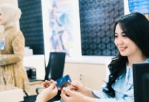 Transaksi Contactless BRI Melejit, Debit Nirsentuh Tumbuh Ribuan Persen di Awal 2026 Penggunaan kartu debit contactless BRI untuk transaksi pembayaran digital di merchant. Foto: Humas BRI