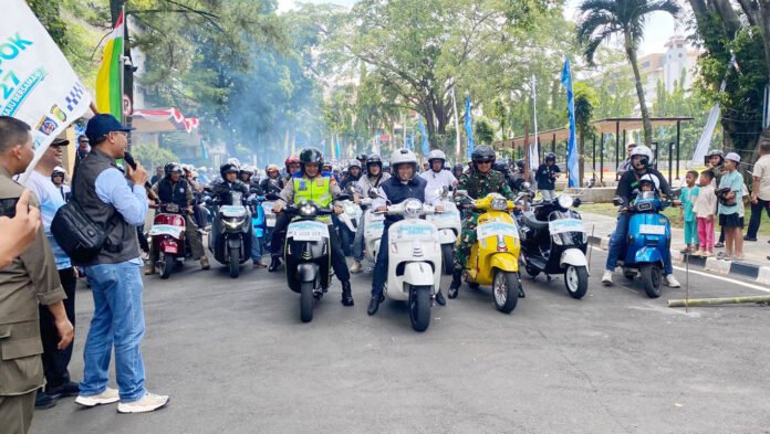 Wali Kota Depok Supian Suri bersama Kapolres Metro Depok dan Dandim 0508/Depok memimpin riding komunitas motor dalam rangka HUT ke-27 Kota Depok, Jumat (1/5/2026). Foto: Harnas.id