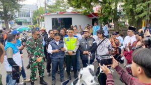 Wali Kota Depok Supian Suri bersama unsur Forkopimda dan komunitas motor dalam perayaan HUT ke-27 Kota Depok. Foto: Harnas.id