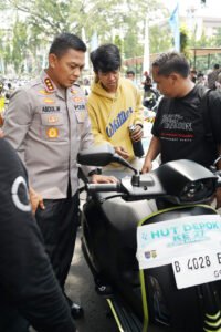 Kapolres Metro Depok Kombes Pol Abdul Waras memastikan kesiapan motor dalam kegiatan riding HUT ke-27 Kota Depok. Foto: Harnas.id