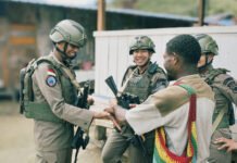 Patroli Humanis di Kiwirok, Satgas Damai Cartenz Pilih Dekatkan Diri ke Warga Papua Personel Satgas Damai Cartenz saat patroli sambang di Distrik Kiwirok. Foto: Satgas Cartenz