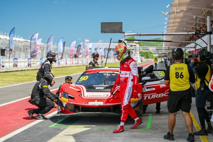Sean Gelael bersama mobil Ferrari 296 GT3 Evo di Mandalika. Foto: MGPA