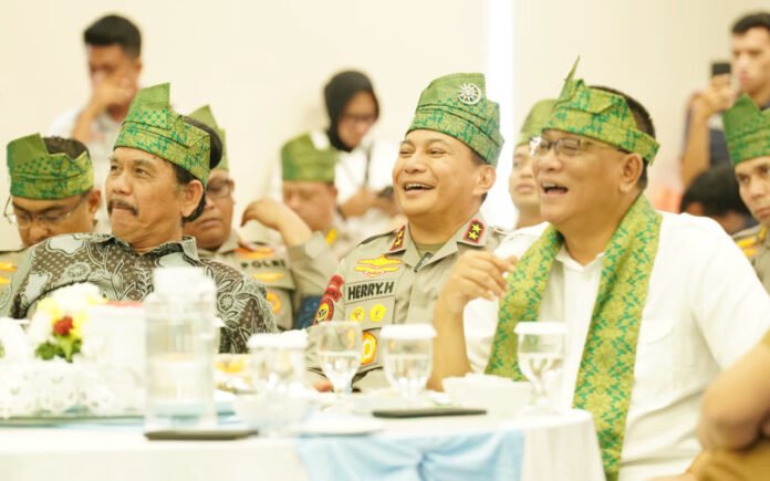 Menteri Lingkungan Hidup saat meninjau paparan program Green Policing di Mapolda Riau. Foto: Polri