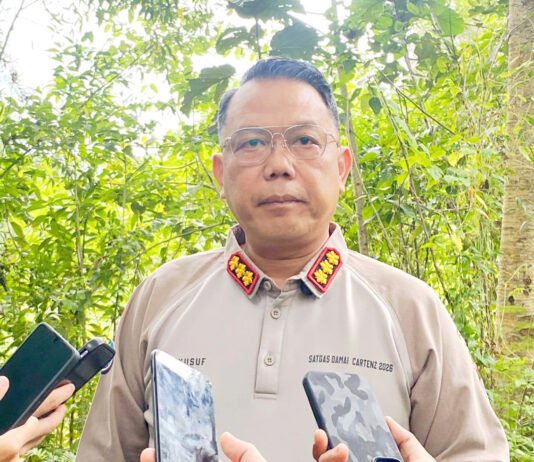 Satgas Cartenz Bongkar Jejak KKB Yahukimo, Satu Tersangka Pembunuhan Mulai Terkuak Kasatgas Humas Operasi Damai Cartenz 2026 Kombes Pol. Yusuf Sutejo memberikan keterangan kepada awak media terkait kasus di Yahukimo. Foto: Satgas Cartenz