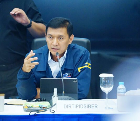 Buronan Interpol Diciduk di Soetta, Jejak Penipuan Online Lintas Negara Mulai Terbuka Brigjen Pol. Himawan Bayu Aji saat memberikan paparan kepada pers terkait penangkapan buronan Interpol kasus penipuan online. Foto: Polri