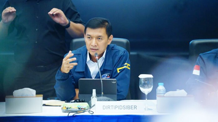 Brigjen Pol. Himawan Bayu Aji saat memberikan paparan kepada pers terkait penangkapan buronan Interpol kasus penipuan online. Foto: Polri