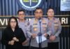 Polri Setop Live Streaming Saat Bertugas, Citra Institusi Jadi Taruhan Irjen Pol. Johnny Eddizon Isir memberikan keterangan pers terkait aturan penggunaan media sosial bagi anggota Polri. Foto: Polri