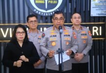 Polri Setop Live Streaming Saat Bertugas, Citra Institusi Jadi Taruhan Irjen Pol. Johnny Eddizon Isir memberikan keterangan pers terkait aturan penggunaan media sosial bagi anggota Polri. Foto: Polri