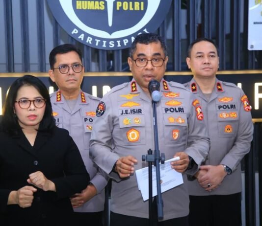 Polri Setop Live Streaming Saat Bertugas, Citra Institusi Jadi Taruhan Irjen Pol. Johnny Eddizon Isir memberikan keterangan pers terkait aturan penggunaan media sosial bagi anggota Polri. Foto: Polri