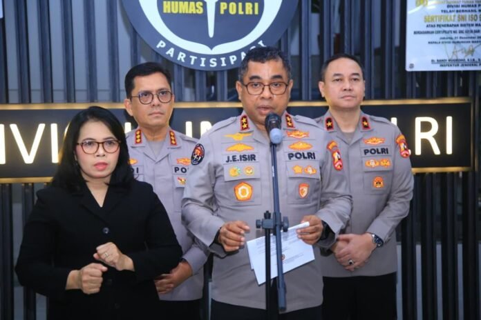 Irjen Pol. Johnny Eddizon Isir memberikan keterangan pers terkait aturan penggunaan media sosial bagi anggota Polri. Foto: Polri
