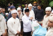 BAZNAS–Kemendukbangga Turun ke Baduy, Stunting Jadi Fokus di Pedalaman Lebak Menteri Kependudukan dan Pembangunan Keluarga/Kepala BKKBN Wihaji saat menyerahkan bantuan program cegah stunting kepada masyarakat Baduy di Lebak Banten. Foto: Baznas