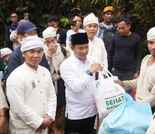 BAZNAS–Kemendukbangga Turun ke Baduy, Stunting Jadi Fokus di Pedalaman Lebak Menteri Kependudukan dan Pembangunan Keluarga/Kepala BKKBN Wihaji saat menyerahkan bantuan program cegah stunting kepada masyarakat Baduy di Lebak Banten. Foto: Baznas