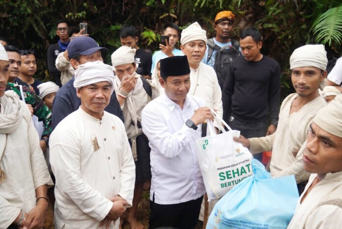 Menteri Kependudukan dan Pembangunan Keluarga/Kepala BKKBN Wihaji saat menyerahkan bantuan program cegah stunting kepada masyarakat Baduy di Lebak Banten. Foto: Baznas
