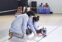 ITS Gelar Balap Mobil Reaksi Kimia, Energi Ramah Lingkungan Jadi Arena Adu Presisi Tim Spektronics ITS saat mempersiapkan mobilnya sebelum melaju di track race pada Race Competition di ajang ICRCC 2026. Foto: Humas ITS