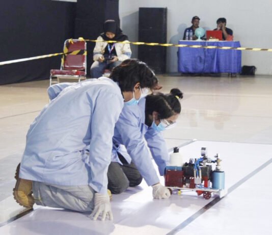 ITS Gelar Balap Mobil Reaksi Kimia, Energi Ramah Lingkungan Jadi Arena Adu Presisi Tim Spektronics ITS saat mempersiapkan mobilnya sebelum melaju di track race pada Race Competition di ajang ICRCC 2026. Foto: Humas ITS