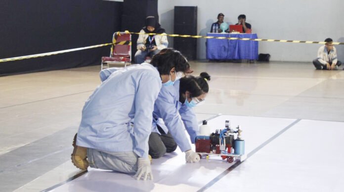 Tim Spektronics ITS saat mempersiapkan mobilnya sebelum melaju di track race pada Race Competition di ajang ICRCC 2026. Foto: Humas ITS