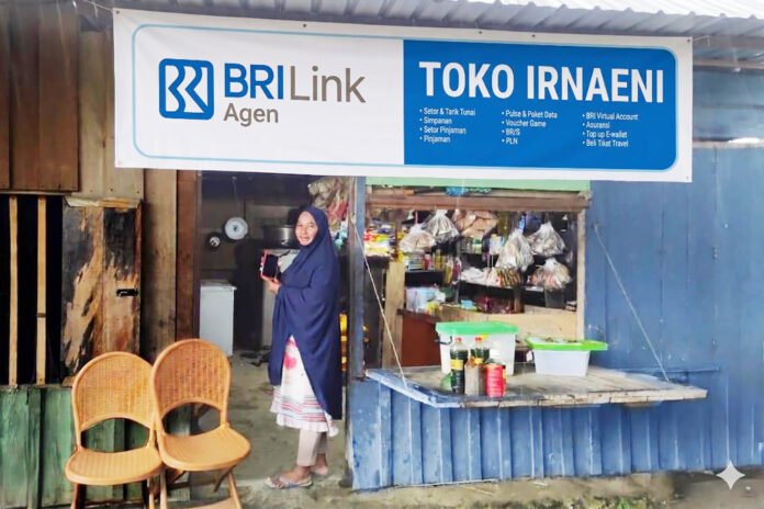 Aktivitas layanan transaksi keuangan melalui BRILink Agen di wilayah pedesaan. Foto: Humas BRI