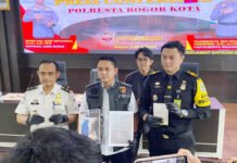 Komplotan WNA Bobol Rumah Mewah Bogor, Pakai Topeng Messi hingga Ganti Mobil untuk Kelabui Jejak Kasat Reskrim Polresta Bogor Kota saat konferensi pers pengungkapan kasus pencurian rumah mewah. Foto: Polri
