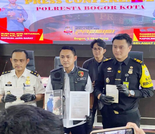 Komplotan WNA Bobol Rumah Mewah Bogor, Pakai Topeng Messi hingga Ganti Mobil untuk Kelabui Jejak Kasat Reskrim Polresta Bogor Kota saat konferensi pers pengungkapan kasus pencurian rumah mewah. Foto: Polri