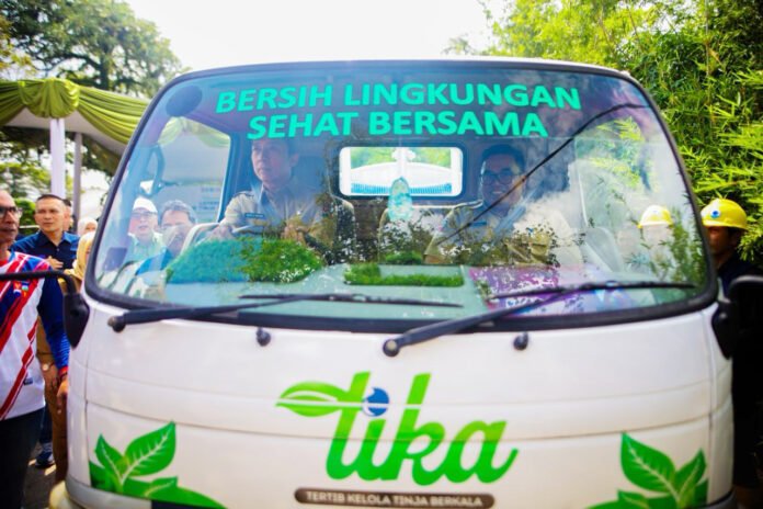 Wali Kota Bogor menyaksikan peluncuran layanan LLTT di IPAL-IPLT Tanah Baru. Foto: Pemkot Bogor