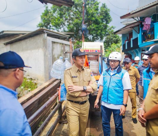 Kali Cibala Menyempit dan Penuh Sampah, Dedie Turun Cek dan Singgung Perilaku Warga Wali Kota Bogor Dedie A. Rachim meninjau kondisi aliran Kali Cibala di Bogor Utara. Foto: Pemkot Bogor