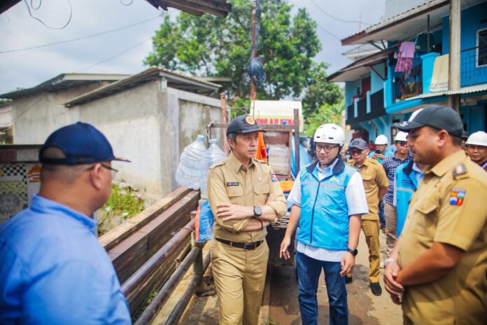 Wali Kota Bogor Dedie A. Rachim meninjau kondisi aliran Kali Cibala di Bogor Utara. Foto: Pemkot Bogor