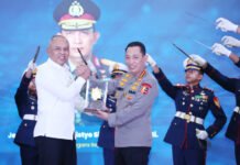 Kapolri Dapat Tanda Kehormatan dari BSSN, Isu Keamanan Siber Ikut Disorot Kapolri Jenderal Listyo Sigit Prabowo menerima penghargaan dari BSSN di Jakarta. Foto: Polri