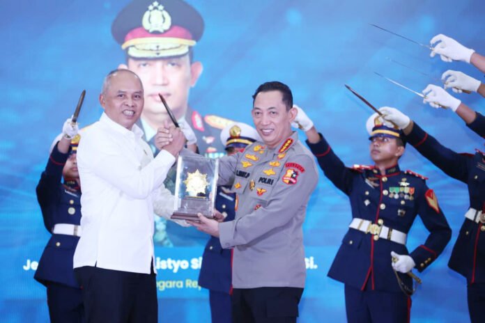 Kapolri Jenderal Listyo Sigit Prabowo menerima penghargaan dari BSSN di Jakarta. Foto: Polri