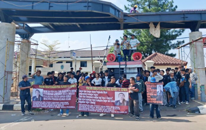Sejumlah mahasiswa yang tergabung dalam Forum Mahasiswa Indonesia menggelar aksi unjuk rasa di depan Kejari dan PN Kabupaten Bogor, menyoroti penanganan kasus kepabeanan dengan terdakwa Julia binti Djohar Tobing. Foto: Istimewa