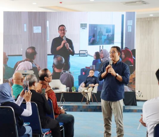 Anies Bicara AI di Kampus, Pelajar Diingatkan Jangan Cuma Pintar Teknologi Anies Baswedan saat menjadi pembicara diskusi pendidikan dan AI di Universitas Paramadina Jakarta. Foto: Harnas.id