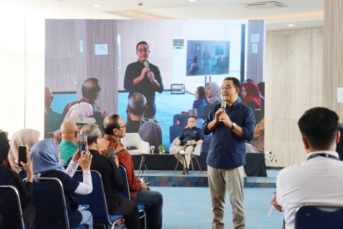 Anies Baswedan saat menjadi pembicara diskusi pendidikan dan AI di Universitas Paramadina Jakarta. Foto: Harnas.id