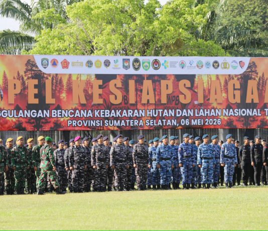 Karhutla Mulai Diantisipasi, BNPB Turunkan Heli dan Reaktivasi Desk di Sumsel Menko Polkam Djamari Chaniago dan Kepala BNPB Suharyanto saat Apel Kesiapsiagaan Karhutla di Palembang. Foto: Istimewa