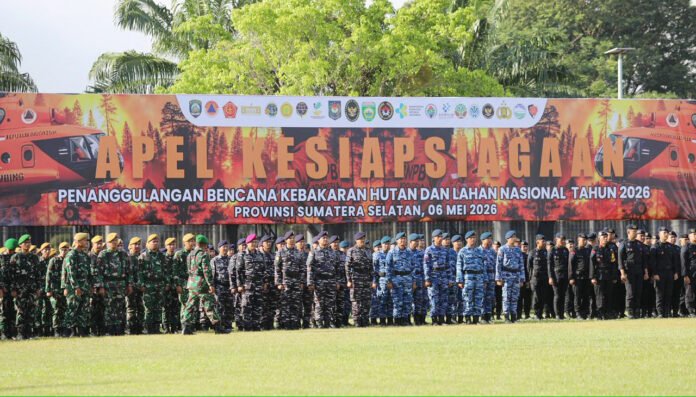 Menko Polkam Djamari Chaniago dan Kepala BNPB Suharyanto saat Apel Kesiapsiagaan Karhutla di Palembang. Foto: Istimewa