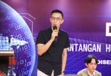 SMS Blast E-Tilang Palsu Dibongkar, Empat Tersangka Segera Duduk di Kursi Sidang Petugas Dittipidsiber Bareskrim Polri menunjukkan barang bukti kasus SMS Blast phising e-tilang palsu di Jakarta. Foto: Istimewa