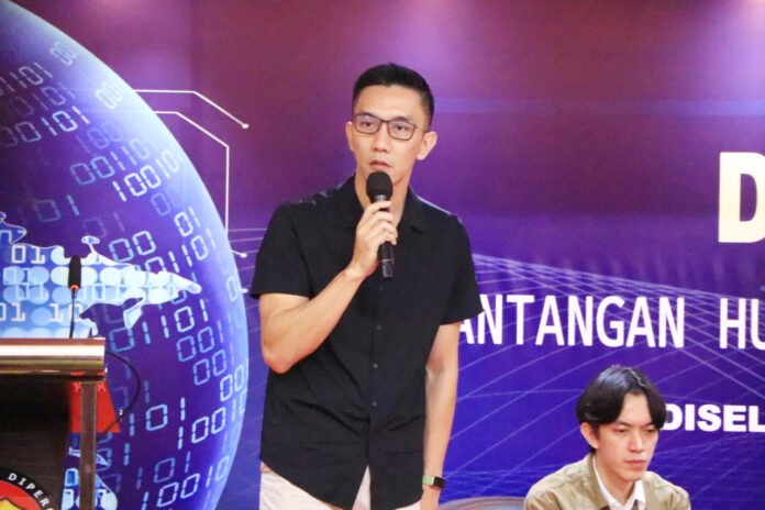 Petugas Dittipidsiber Bareskrim Polri menunjukkan barang bukti kasus SMS Blast phising e-tilang palsu di Jakarta. Foto: Istimewa