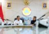 Robot Kecoa Masuk Markas BNPB, Undip Bawa Teknologi SAR ke Meja Negara Kepala BNPB Letjen TNI Dr. Suharyanto berbincang dengan Rektor Undip Prof. Dr. Suharnomo saat audiensi di Graha BNPB Jakarta. Foto: BNPB
