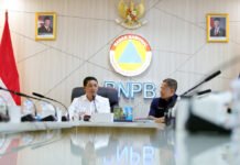 Robot Kecoa Masuk Markas BNPB, Undip Bawa Teknologi SAR ke Meja Negara Kepala BNPB Letjen TNI Dr. Suharyanto berbincang dengan Rektor Undip Prof. Dr. Suharnomo saat audiensi di Graha BNPB Jakarta. Foto: BNPB