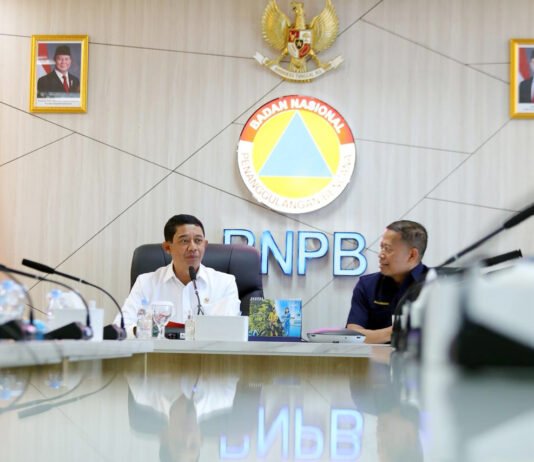 Robot Kecoa Masuk Markas BNPB, Undip Bawa Teknologi SAR ke Meja Negara Kepala BNPB Letjen TNI Dr. Suharyanto berbincang dengan Rektor Undip Prof. Dr. Suharnomo saat audiensi di Graha BNPB Jakarta. Foto: BNPB