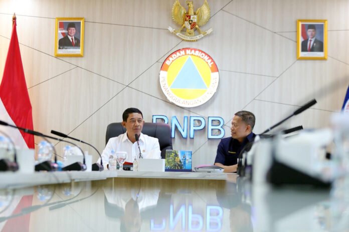 Kepala BNPB Letjen TNI Dr. Suharyanto berbincang dengan Rektor Undip Prof. Dr. Suharnomo saat audiensi di Graha BNPB Jakarta. Foto: BNPB