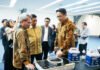 Kompor Plasma ITS Dilirik Negara, Subsidi LPG Bisa Ikut Bergeser Dirjen Risbang Kemdiktisaintek RI Dr Mohammad Fauzan Adziman ST MEng (kanan) bersama Rektor ITS Prof Dr (HC) Ir Bambang Pramujati ST MScEng PhD (dua dari kiri) dan Direktur IKST ITS Dr Ir Endroyono DEA (kiri) saat meninjau inovasi Kompor Plasma karya peneliti ITS. Foto: Humas ITS