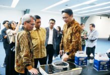 Kompor Plasma ITS Dilirik Negara, Subsidi LPG Bisa Ikut Bergeser Dirjen Risbang Kemdiktisaintek RI Dr Mohammad Fauzan Adziman ST MEng (kanan) bersama Rektor ITS Prof Dr (HC) Ir Bambang Pramujati ST MScEng PhD (dua dari kiri) dan Direktur IKST ITS Dr Ir Endroyono DEA (kiri) saat meninjau inovasi Kompor Plasma karya peneliti ITS. Foto: Humas ITS