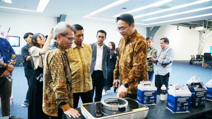 Dirjen Risbang Kemdiktisaintek RI Dr Mohammad Fauzan Adziman ST MEng (kanan) bersama Rektor ITS Prof Dr (HC) Ir Bambang Pramujati ST MScEng PhD (dua dari kiri) dan Direktur IKST ITS Dr Ir Endroyono DEA (kiri) saat meninjau inovasi Kompor Plasma karya peneliti ITS. Foto: Humas ITS