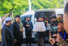 Mahkota Binokasih Tiba di Bale Pakuan, Bogor Siap Gelar Kirab Budaya Wali Kota Bogor Dedie A. Rachim menyambut kedatangan Mahkota Binokasih Sanghyang Paké bersama delegasi Karaton Sumedang Larang di Bale Pakuan Padjadjaran. Foto: Pemkot Bogor