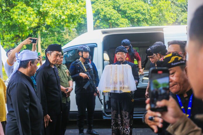 Wali Kota Bogor Dedie A. Rachim menyambut kedatangan Mahkota Binokasih Sanghyang Paké bersama delegasi Karaton Sumedang Larang di Bale Pakuan Padjadjaran. Foto: Pemkot Bogor