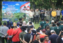 Gerakan Indonesia ASRI Resmi Jalan, Satpol PP Turun Tangan Hadapi Darurat Sampah Aksi bersih-bersih sampah Gerakan Indonesia ASRI di kawasan Situ Gede, Bogor, Jumat (8/5/2026). Foto: Harnas.id